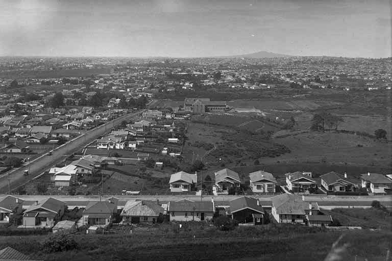 Mt Albert starts to grow -a 1931 picture from the slopes of the mountain showing houses on both sides of Mt Albert Rd.  Sir George Grey Special Collection A 1931 picture of houses in Mt Albert